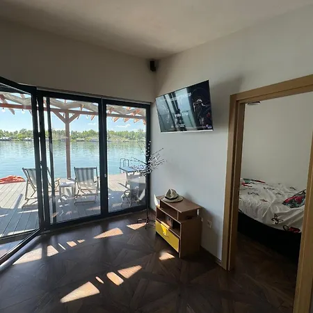 Apartment Superior House On Water Ostruznica