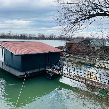 Superior House On Water Apartment *