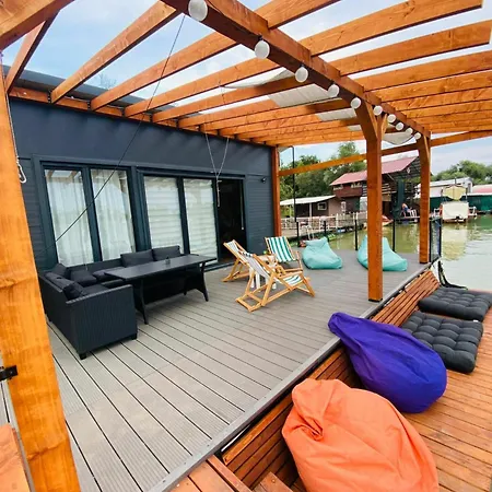 Superior House On Water Apartment *