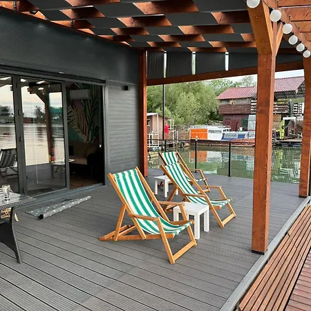 Superior House On Water Apartment *